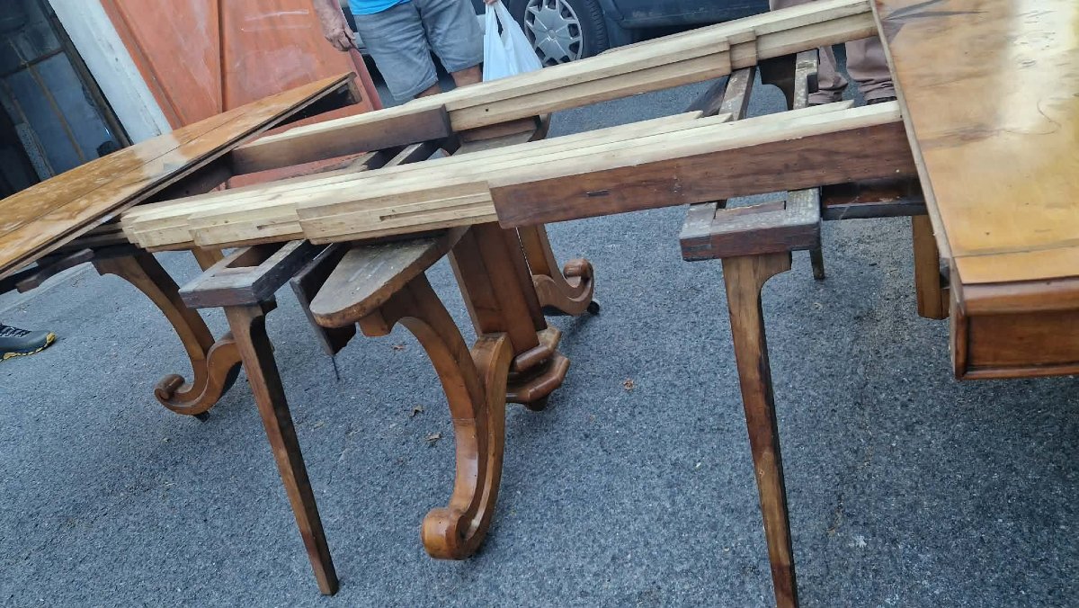 Large Dining Table With Oval Top And Extensions. 19th-century Biedermeier Style -photo-1