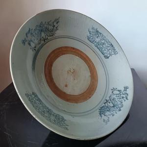 Chine, fours de Swatow (Zhangshou) –  Dynastie Ming XVIe siècle Plat creux en porcelaine