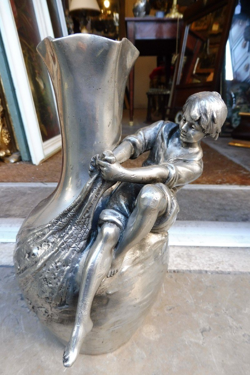 Vase En étain Art Nouveau  Signé  Auguste  Moreau