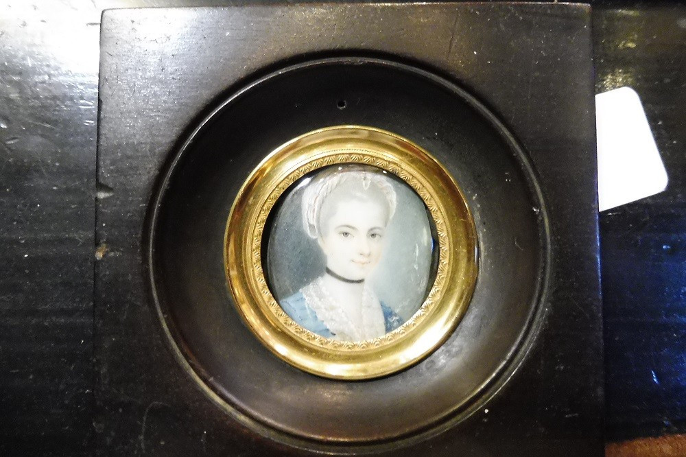 Miniature Sur Ivoire Ronde Fin 18 Eme  " Portrait  d'Une Jeune  Femme  En Buste" 