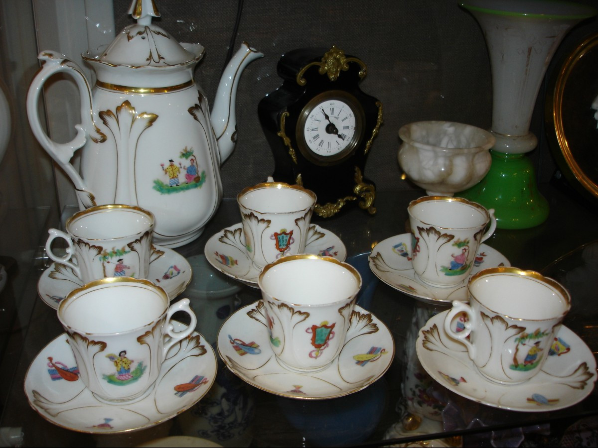 Partie  de service à  café  en porcelaine  19 eme 