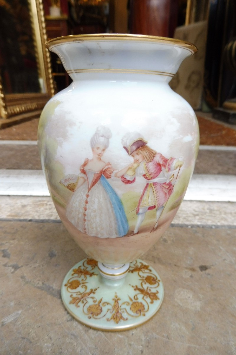 Vase  en opaline  à  décor polychrome et or  second empire 