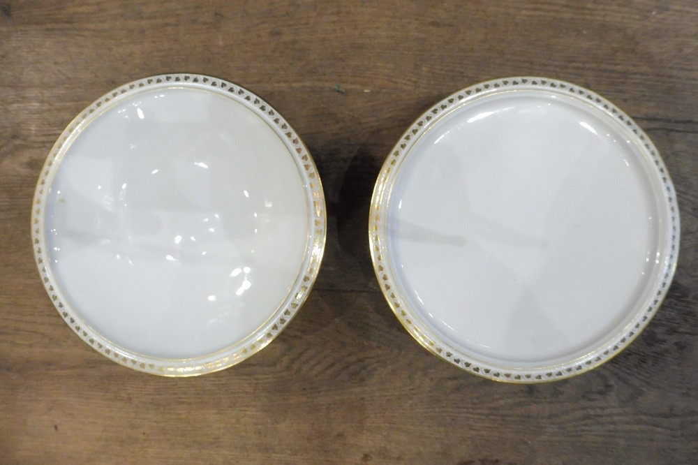 Paire  de plats  sur pied  en porcelaine  de Sèvres  à   décor blanc et or  -photo-4