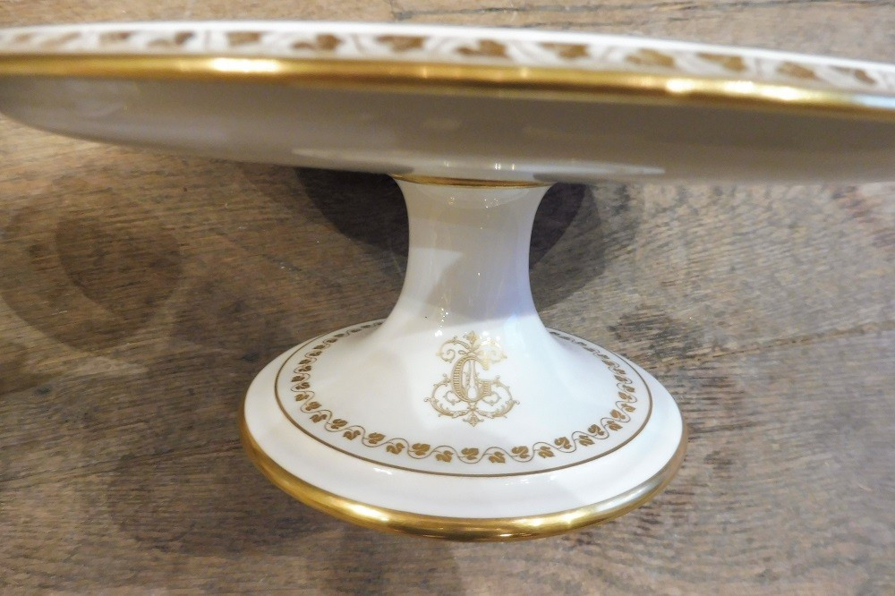 Paire  de plats  sur pied  en porcelaine  de Sèvres  à   décor blanc et or  -photo-1