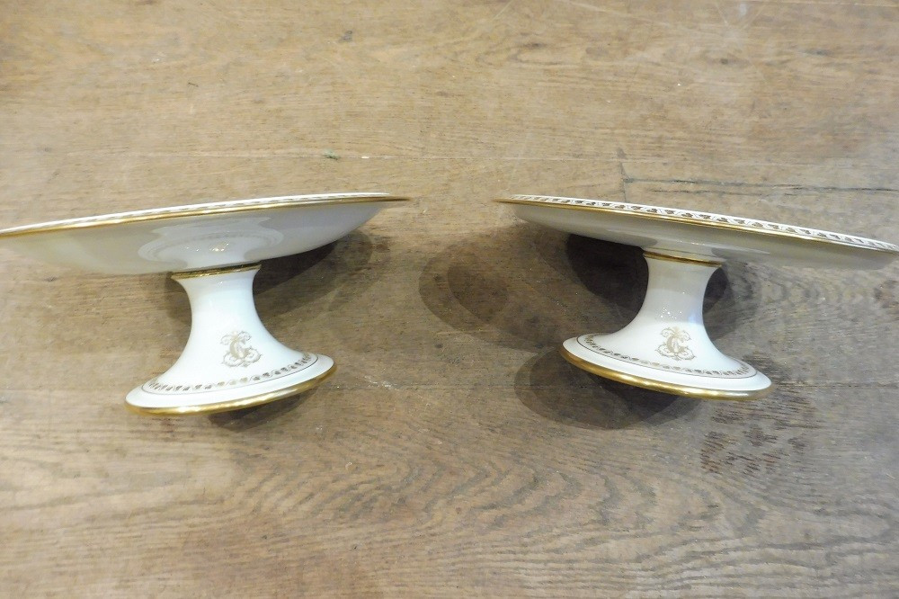 Paire  de plats  sur pied  en porcelaine  de Sèvres  à   décor blanc et or  
