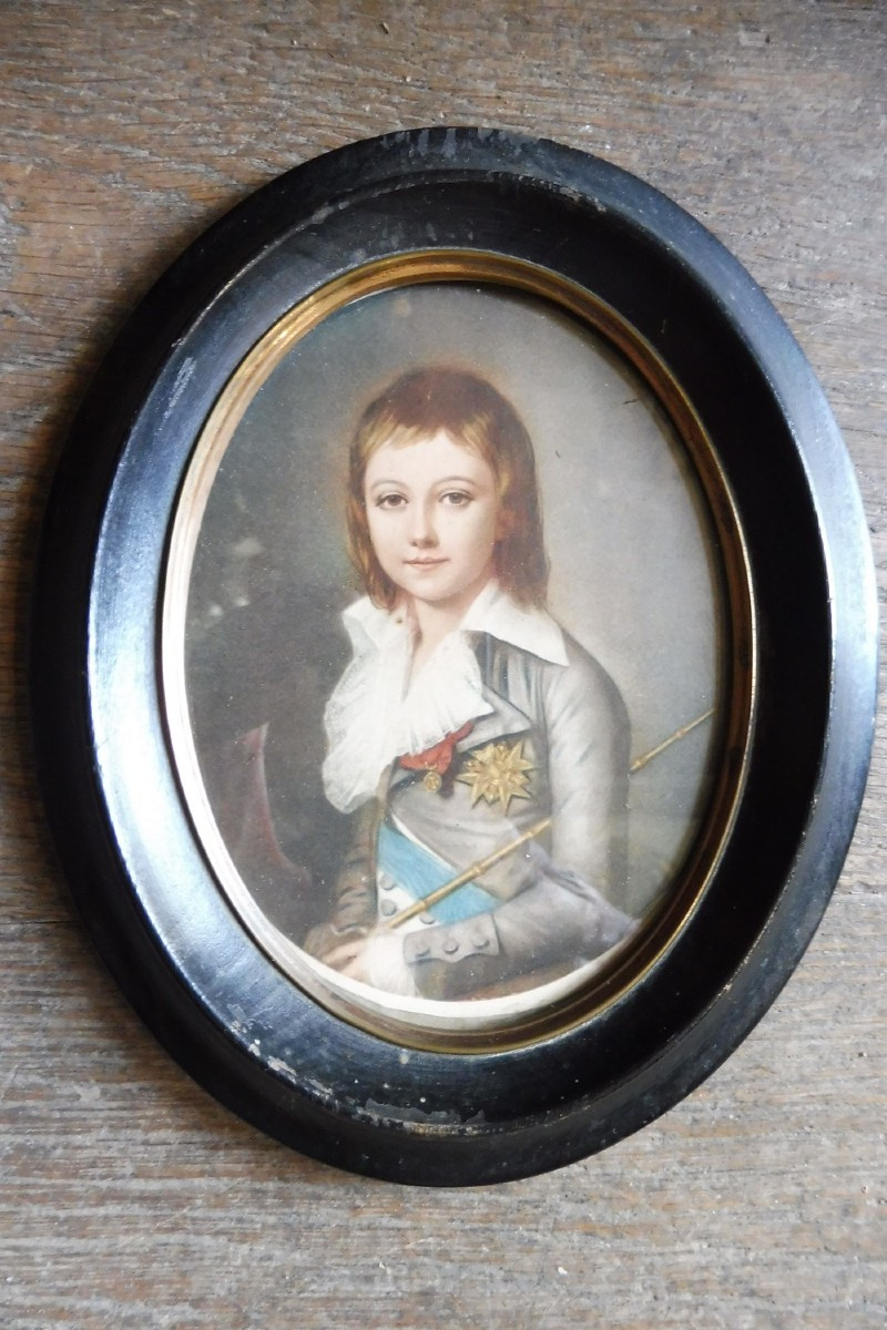 Gravure ovale  en couleur  représentant  le dauphin  Louis XVII  