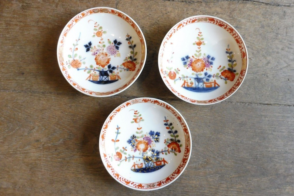 Suite de trois soucoupes  en porcelaine de Meissen 18 eme 