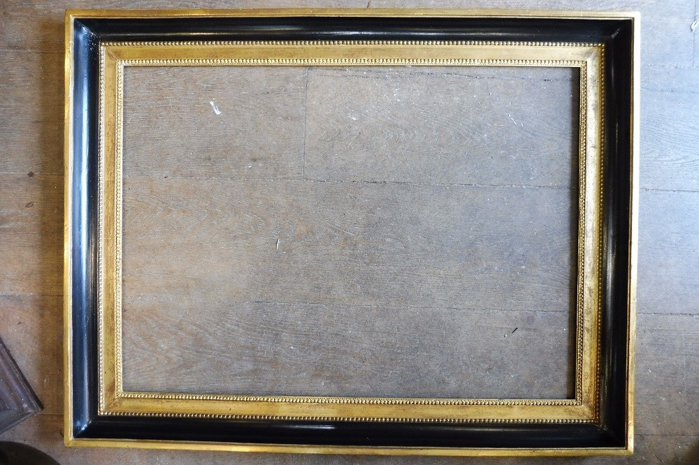 Cadre en bois laqué noir et doré  Louis  XVI