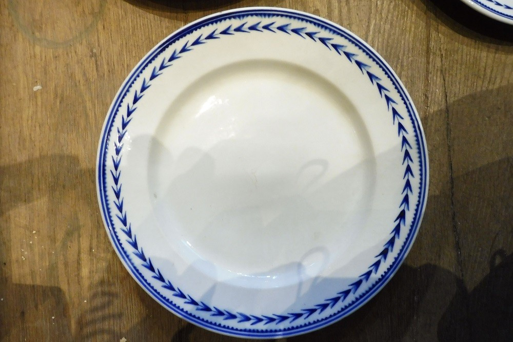 Cinq assiettes plates en porcelaine  de  Tournai   19 eme-photo-2
