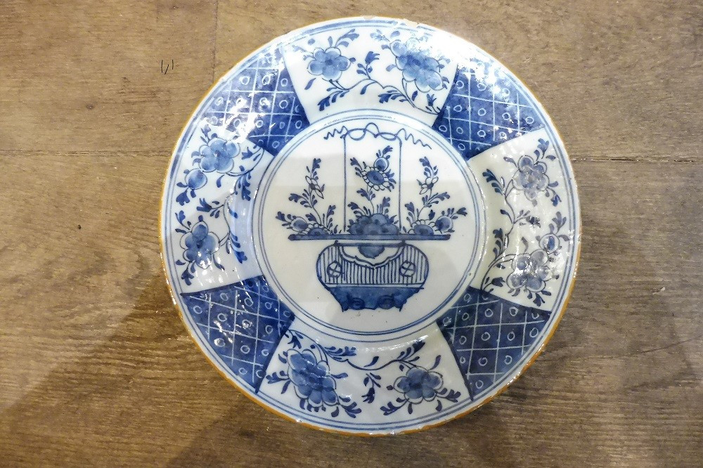 assiette en faïence de delft  à décor  en camaïeu  de bleu  18 eme