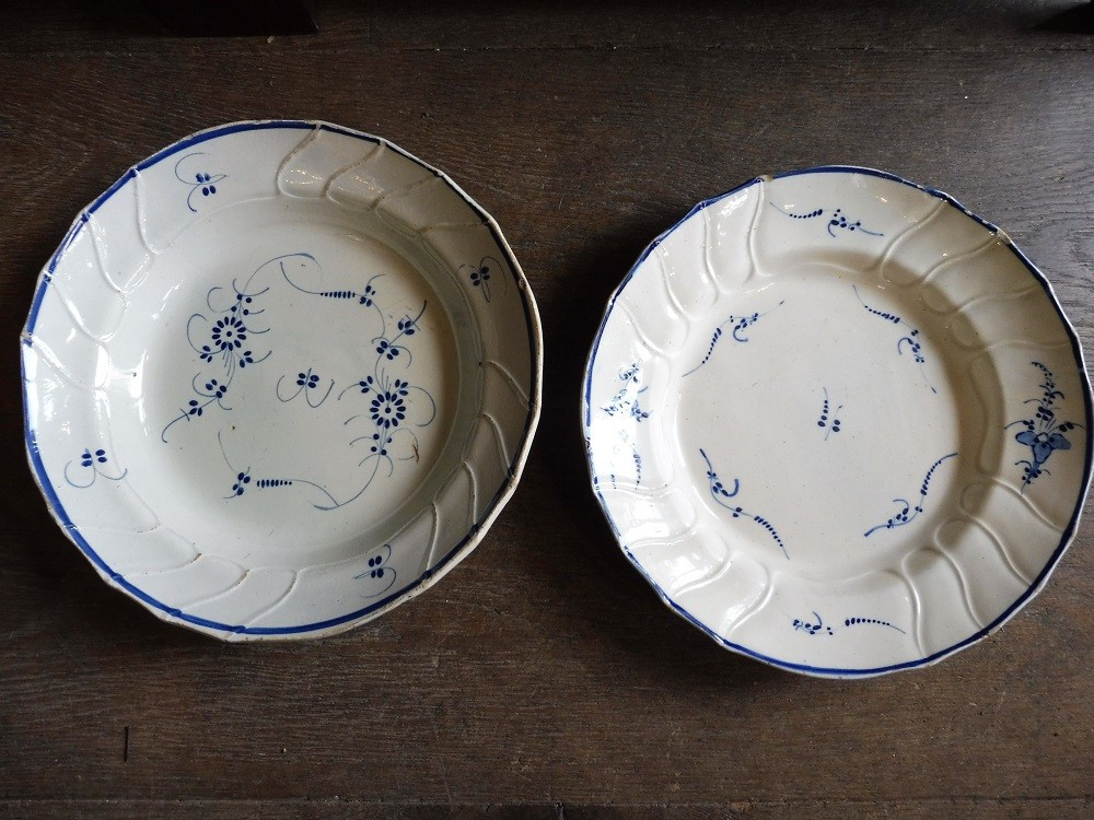 Pair Of Fine Earthenware Plates With Twig Decoration, 18th Century 