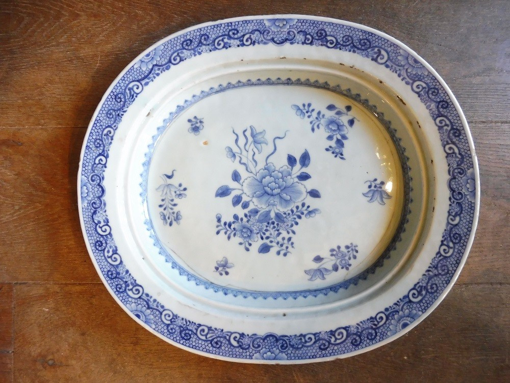 Hollow Dish In 18th Century Chinese Porcelain, Monochrome Blue Decoration.