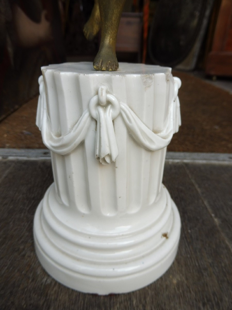 Sculpture en bronze " renommée"  sur un socle en porcelaine .-photo-2