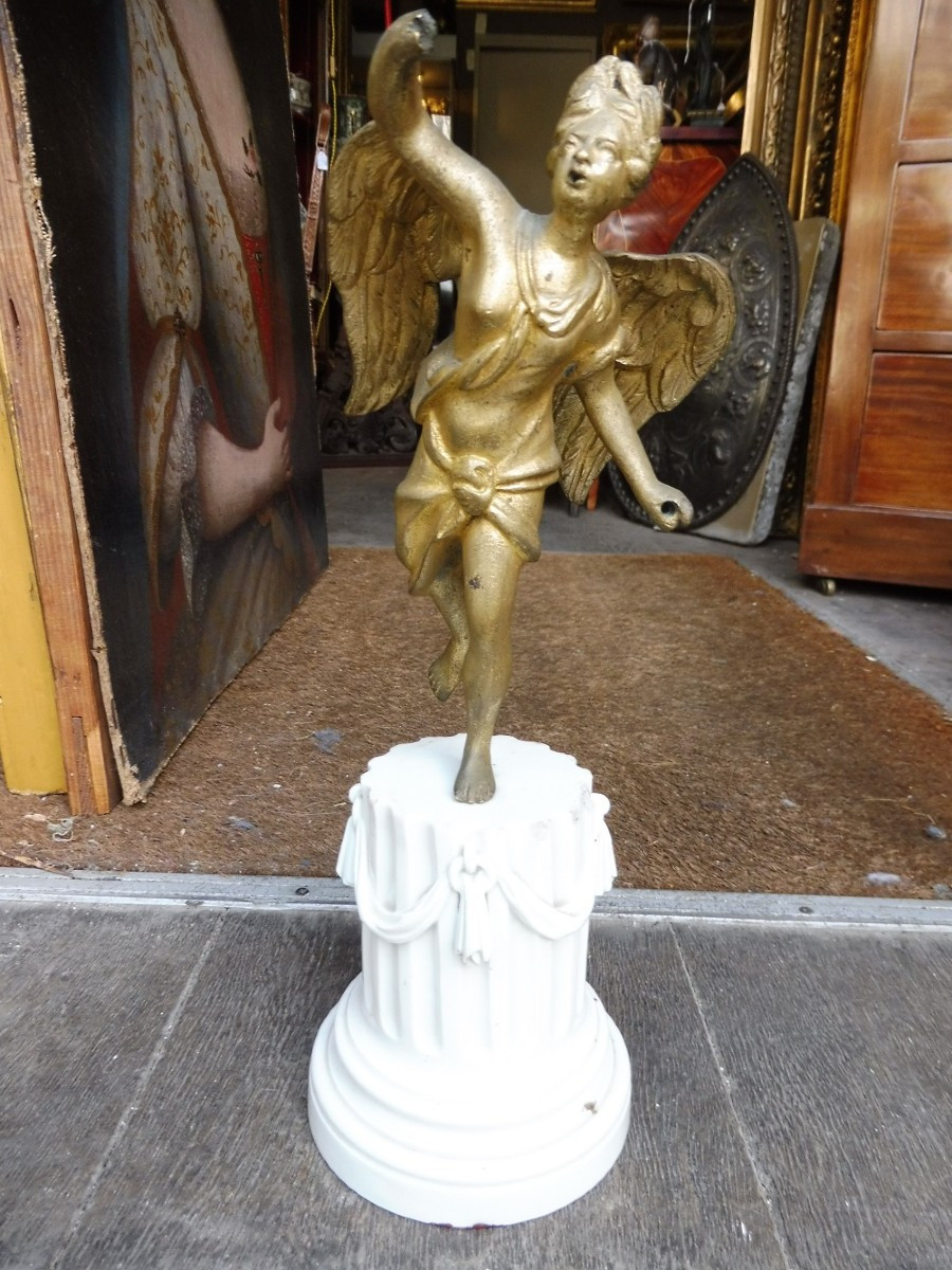 Sculpture en bronze " renommée"  sur un socle en porcelaine .