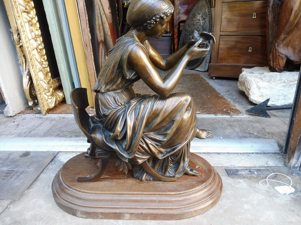Sculpture en bronze 19 eme  néo classique "  femme assise  tenant un oiseau  "  