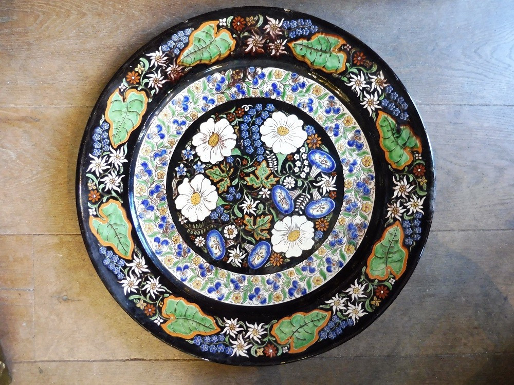 Plat en faïence émaillée  de  Thoune  