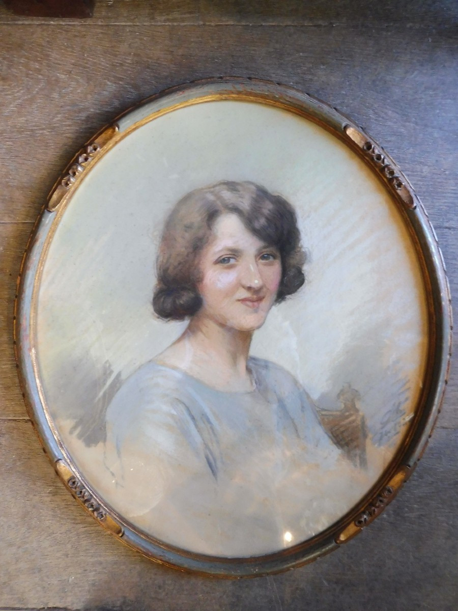 Pastel ovale  art déco  " portrait  de femme  " 