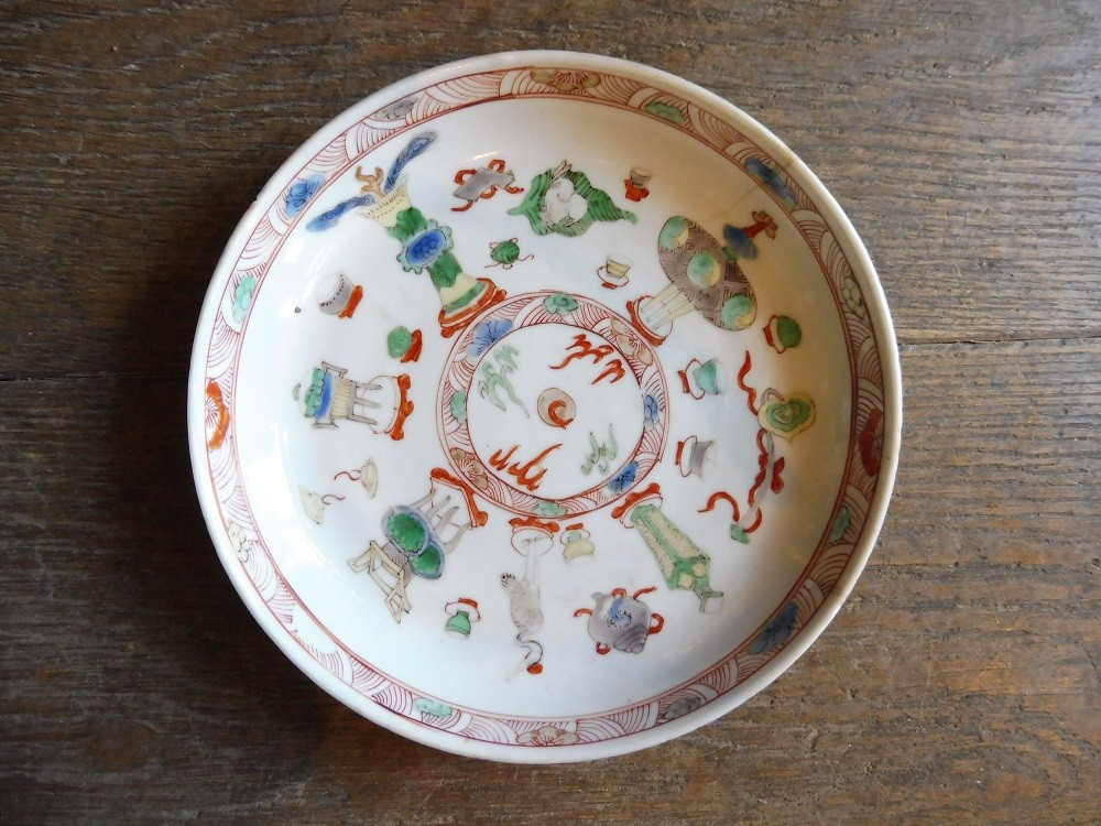 Assiette en porcelaine de la Chine 18 eme   à décor polychrome 