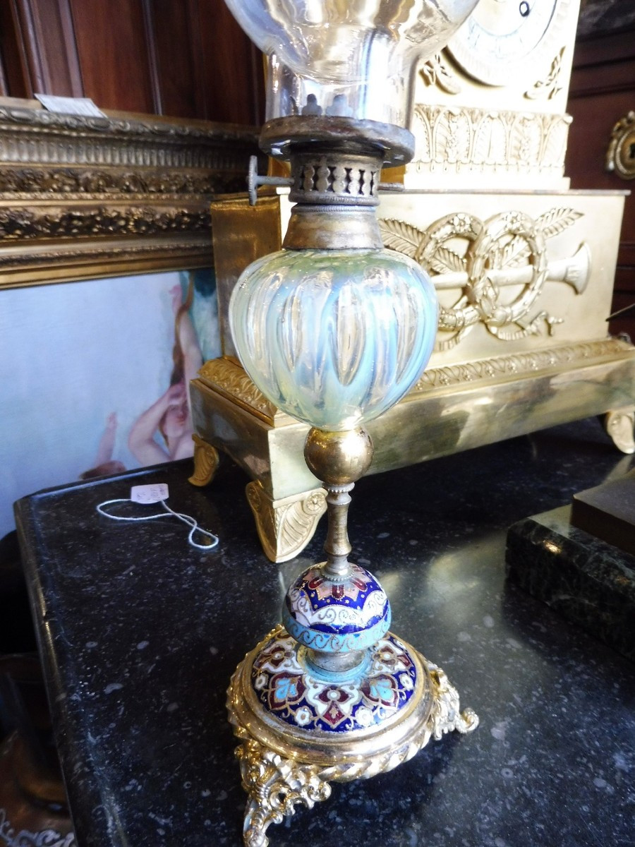 lampe  à huile  monture  émail  cloisonné et  bronze doré  , corps  en verre opalescent  , 19 e