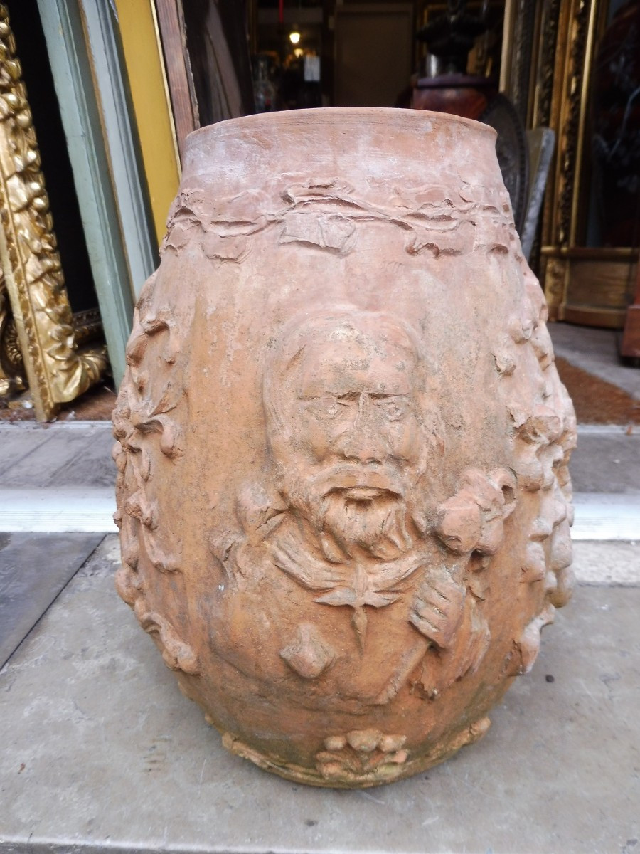 Pot en terre cuite  à décor d'un saint  et d'un blason -photo-2