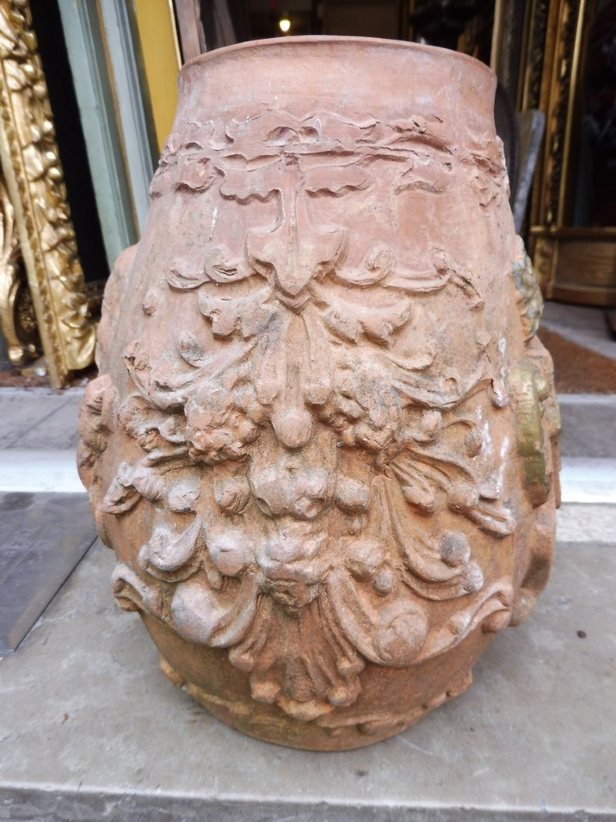 Pot en terre cuite  à décor d'un saint  et d'un blason -photo-3