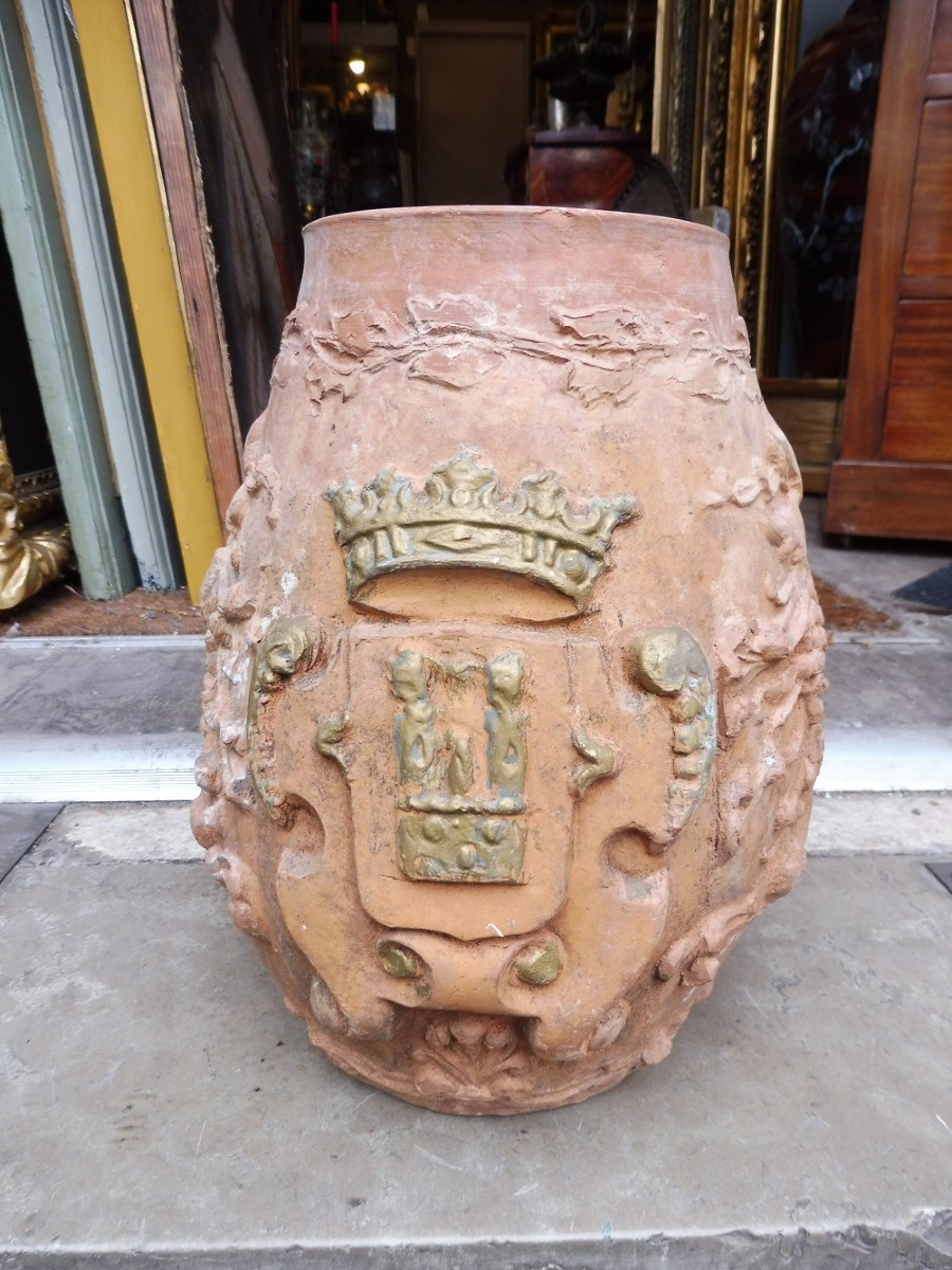 Pot en terre cuite  à décor d'un saint  et d'un blason 