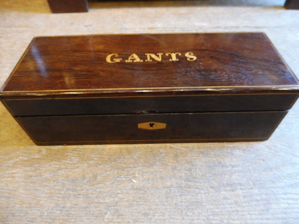 Boîte à gants  Charles X   en placage de palissandre  et  bois clair 