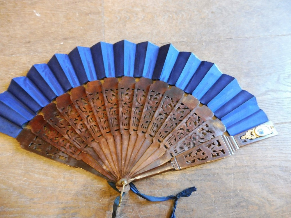 Eventail  second empire en  bois découpé  , soie  et laiton doré  -photo-2