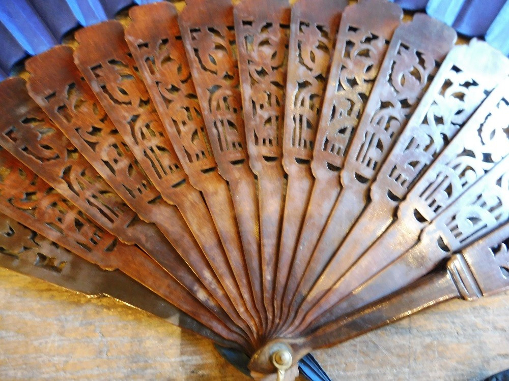 Eventail  second empire en  bois découpé  , soie  et laiton doré  -photo-3