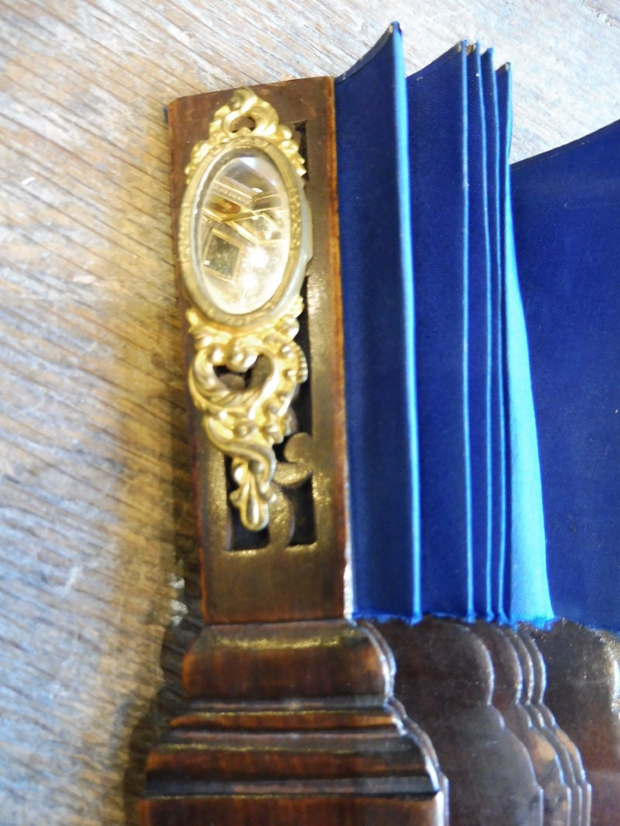 Eventail  second empire en  bois découpé  , soie  et laiton doré  -photo-1