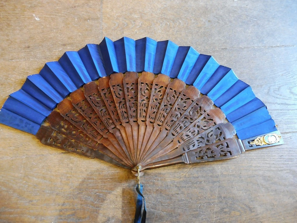Eventail  second empire en  bois découpé  , soie  et laiton doré  