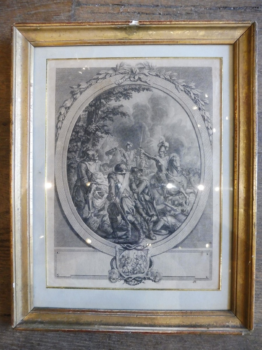 gravure  ovale  18 eme   " scène de bataille  "  , encadrée 