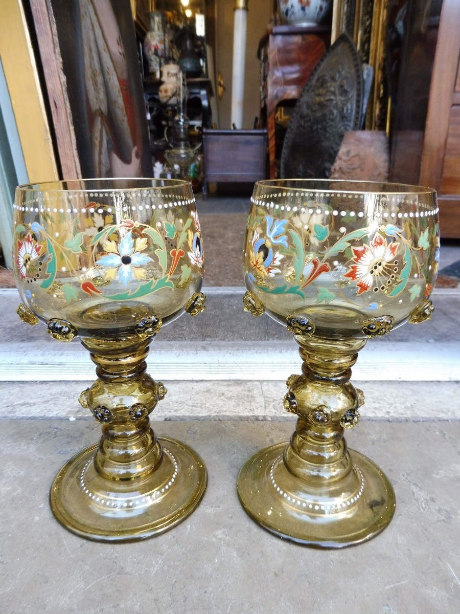 paire  de  coupes  sur pied  en verre  vert émaillé style  néogothique  19 eme