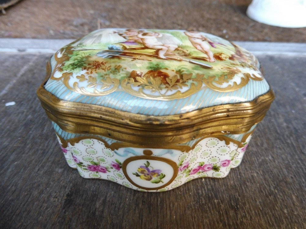 19th-century Paris Porcelain Box, Polychrome And Gold  