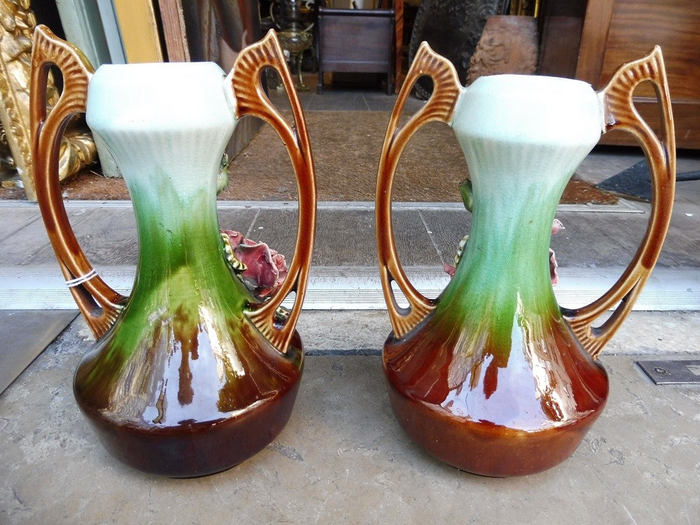 Paire  de vases  en barbotine  à décor  en relief  de roses  1900  -photo-2