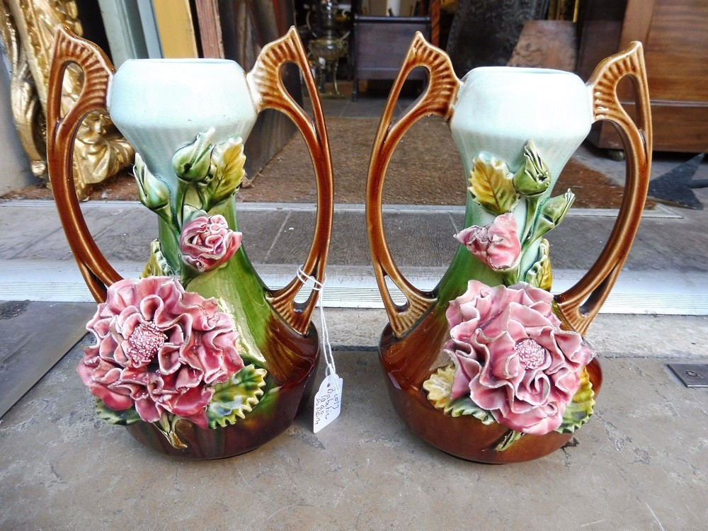 Paire  de vases  en barbotine  à décor  en relief  de roses  1900  