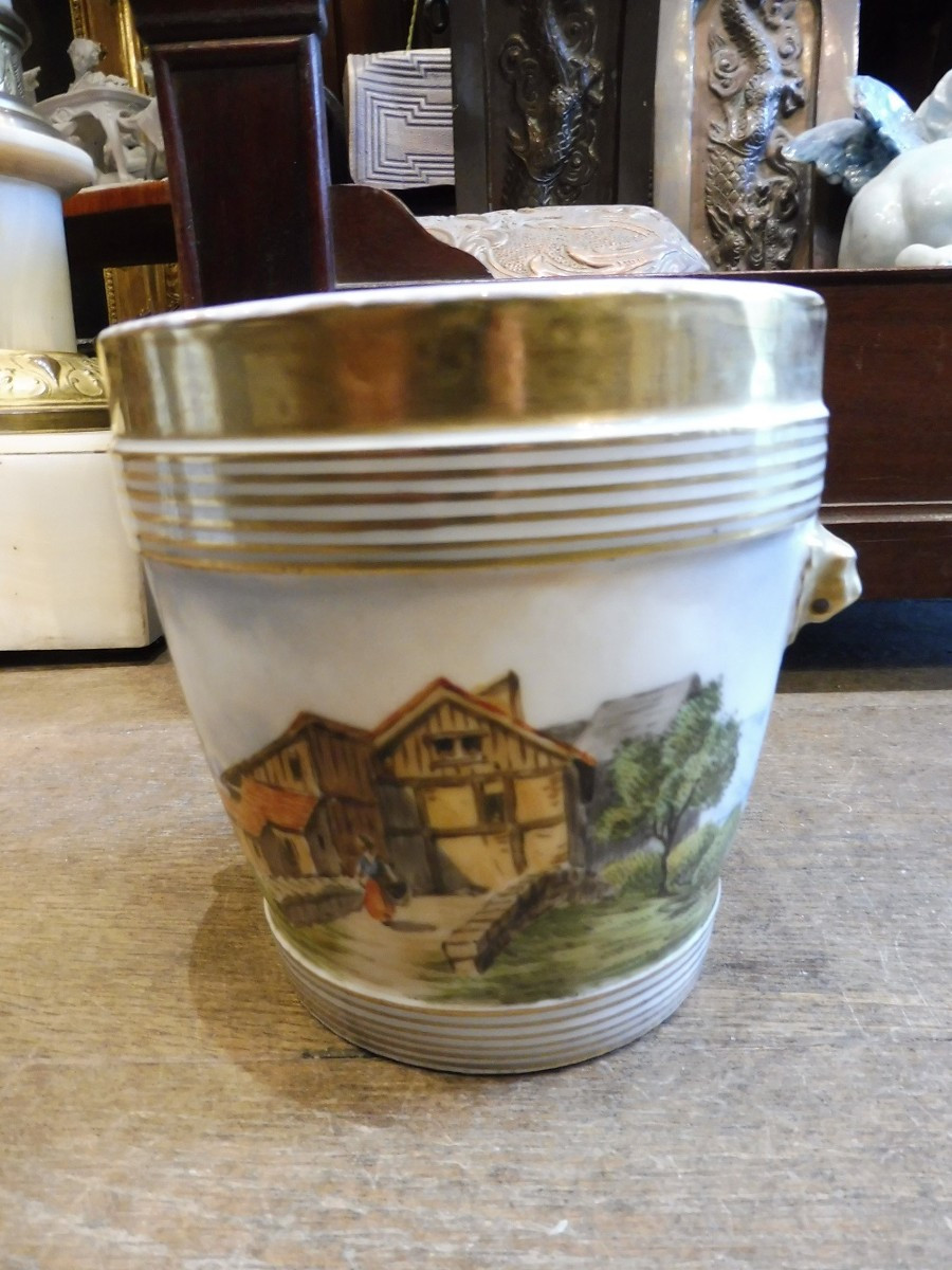 Pot en porcelaine  de  Paris  à décor  polychrome et or  19  eme