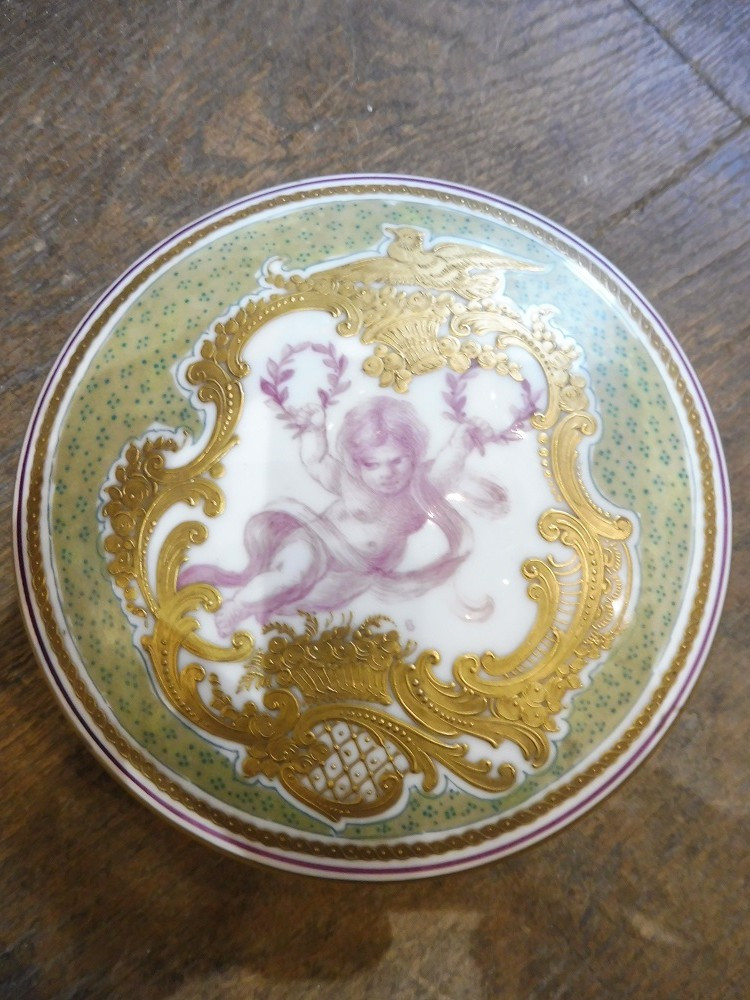 Boîte en porcelaine  à riche décor  polychrome  et or  vers 1900-photo-2