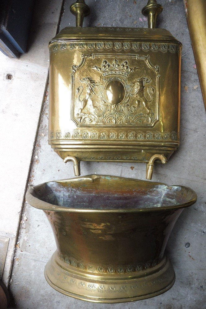 Fontaine murale en cuivre jaune  18 eme  