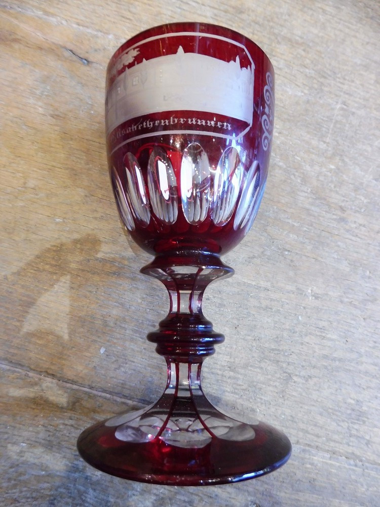 Verre à pied  en cristal de Bohème  fond grenat  