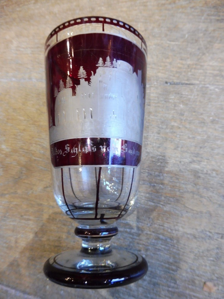 Verre  en cristal de Bohème  gravé  fond grenat  19 eme