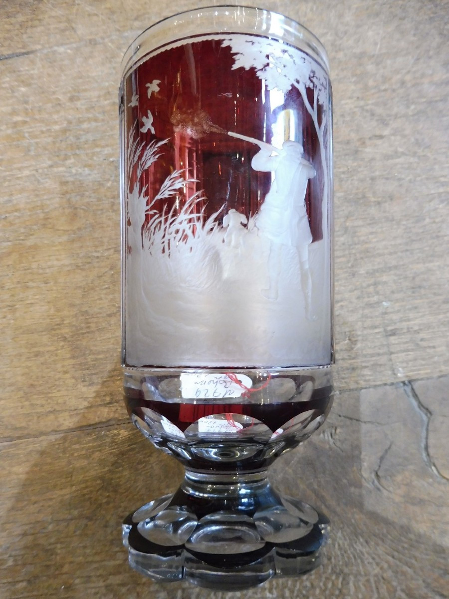 Verre  en cristal de Bohème  gravé  fond grenat  19 eme