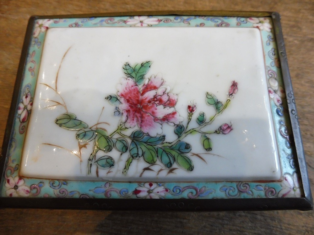 Boîte  en porcelaine  de Chine  monture  laiton  gravé  19 eme -photo-2