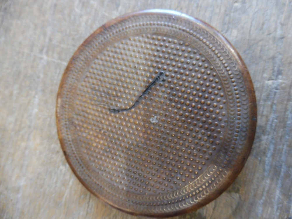 Boîte ronde  en buis  sculpté  " barricade  de 1830  "  -photo-2
