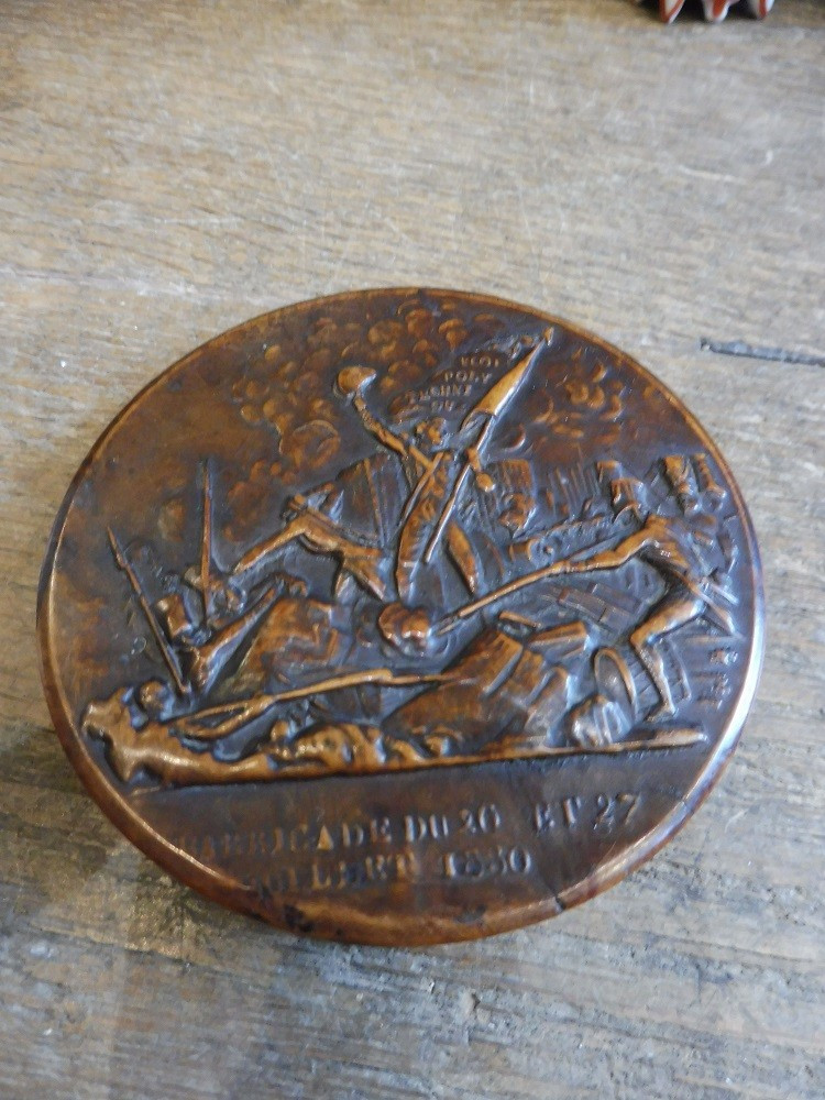 Boîte ronde  en buis  sculpté  " barricade  de 1830  "  