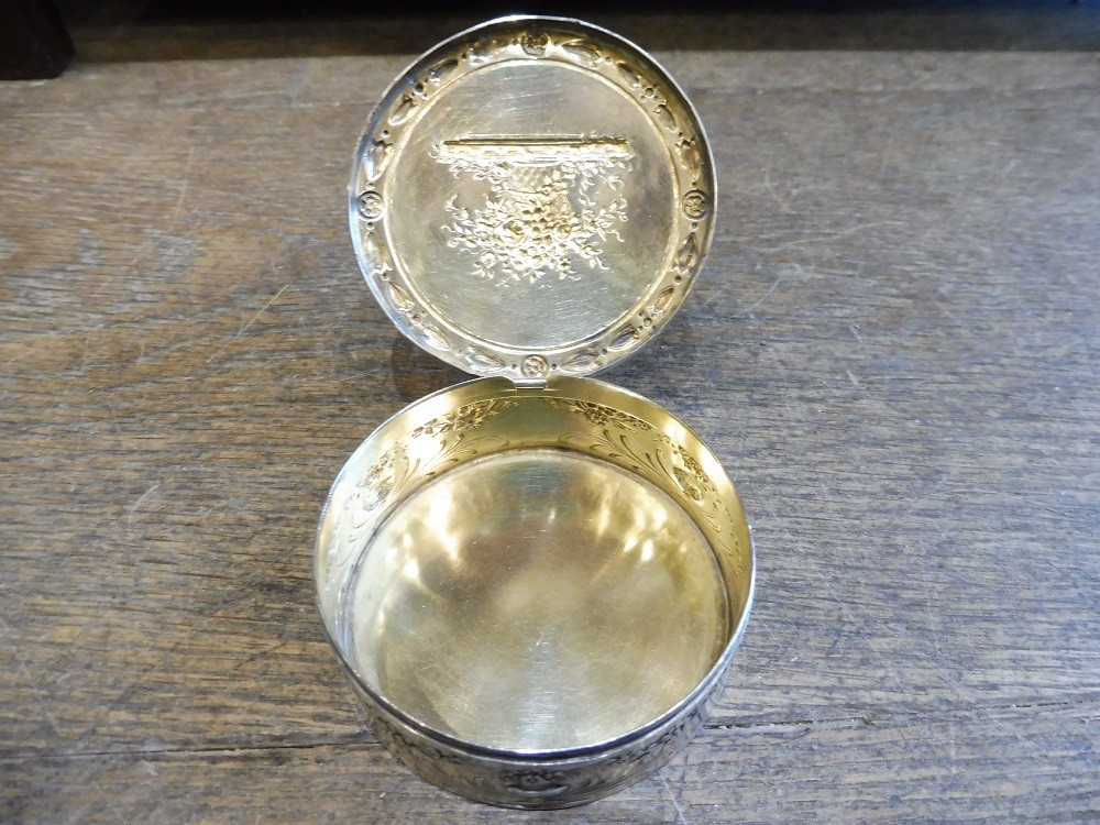 Boîte ronde en argent  repoussé   19 eme  à  décor floral  -photo-2