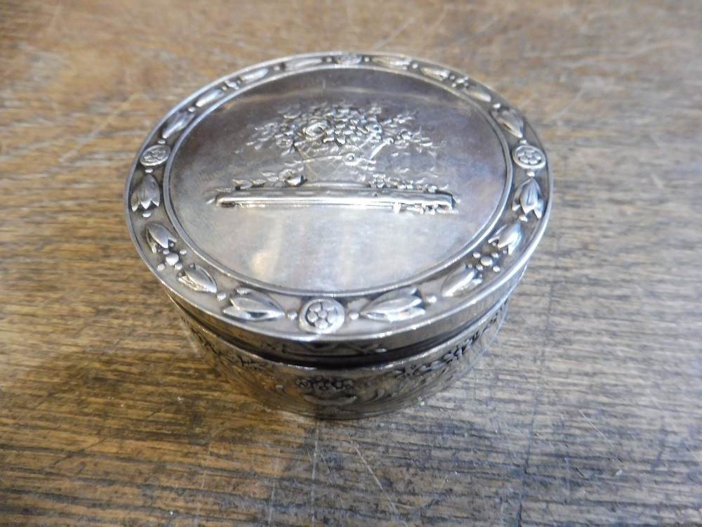 Boîte ronde en argent  repoussé   19 eme  à  décor floral  