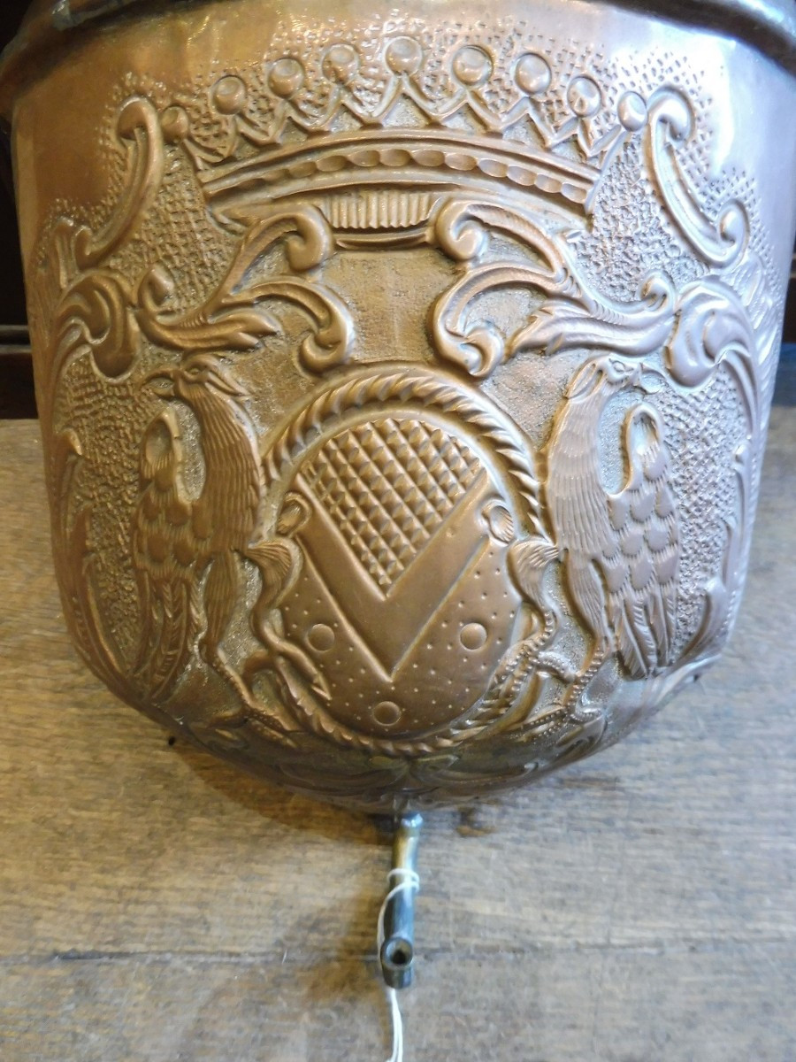 Corps  de fontaine  en cuivre  repoussé à décor  d'armoiries,  19 eme-photo-2