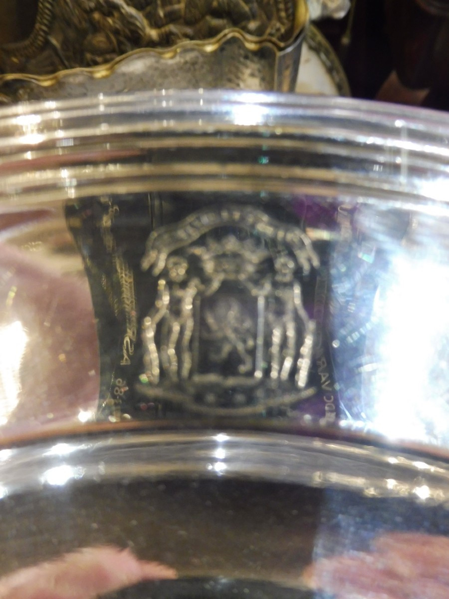 Plat rond en métal  argenté  , signée Christofle  , armorié  -photo-3