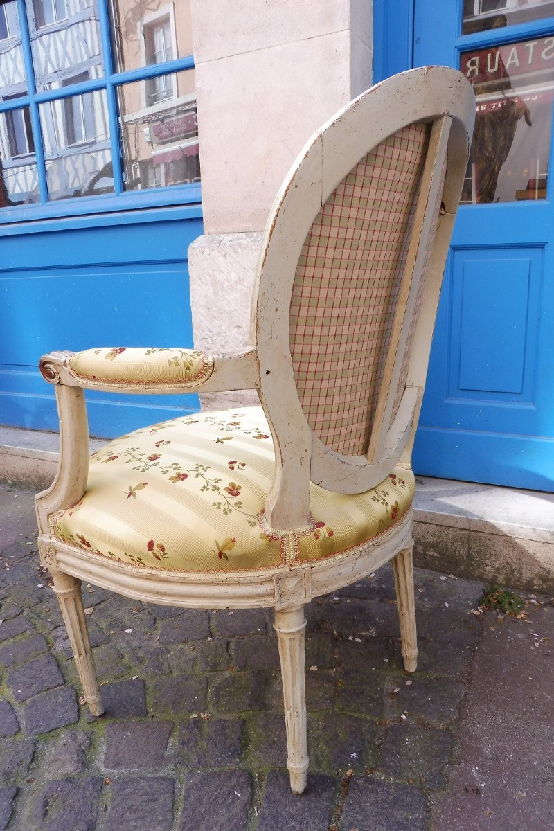 Fauteuil  médaillon   Louis XVI  en bois laqué  -photo-2